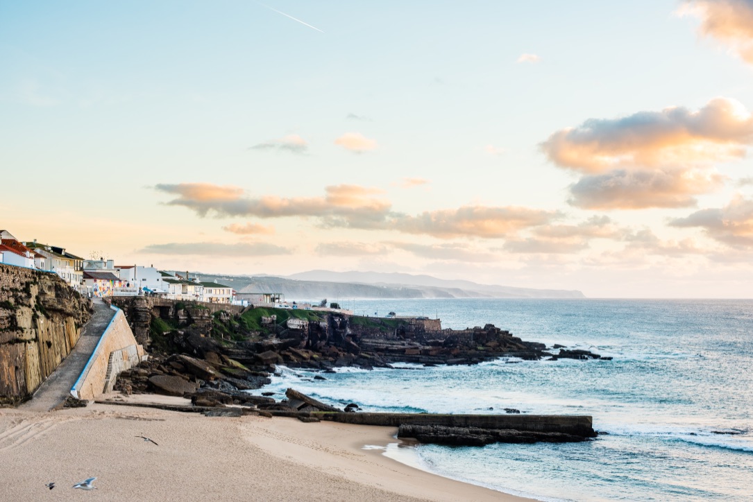 Casal em frente ao mar na Ericeira